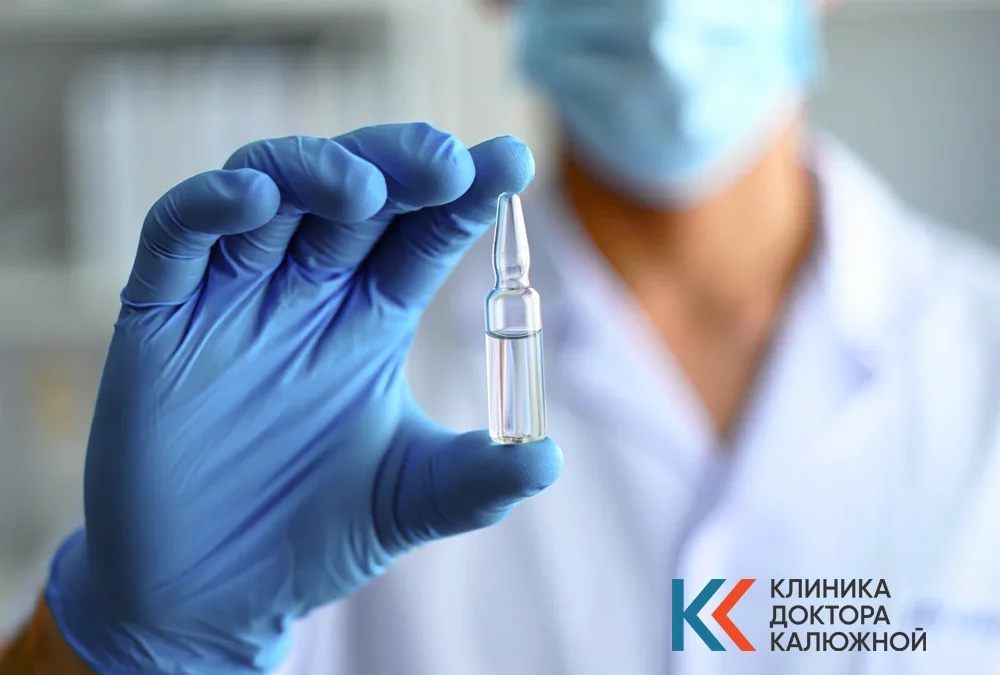 Врач делает укол пациенту